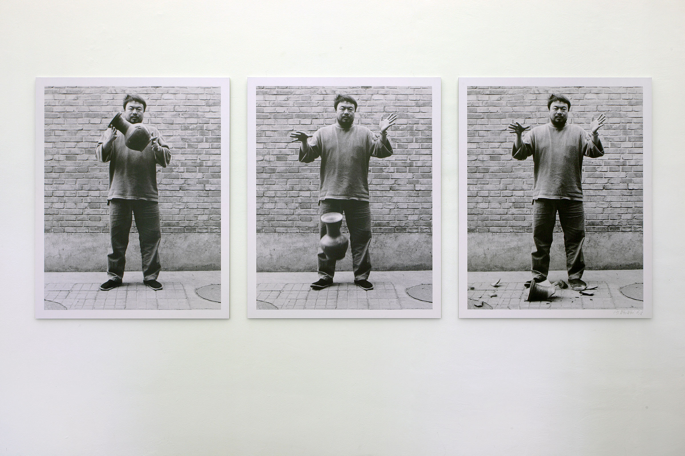 Ai Weiwei, Dropping a Han Dynasty Urn, 1995